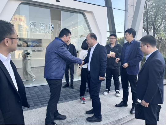 Fengyuan News Pinghu Municipal Party Secretary Zhong Xudong and city leaders visited Fengyuan Hydrogen Energy for research